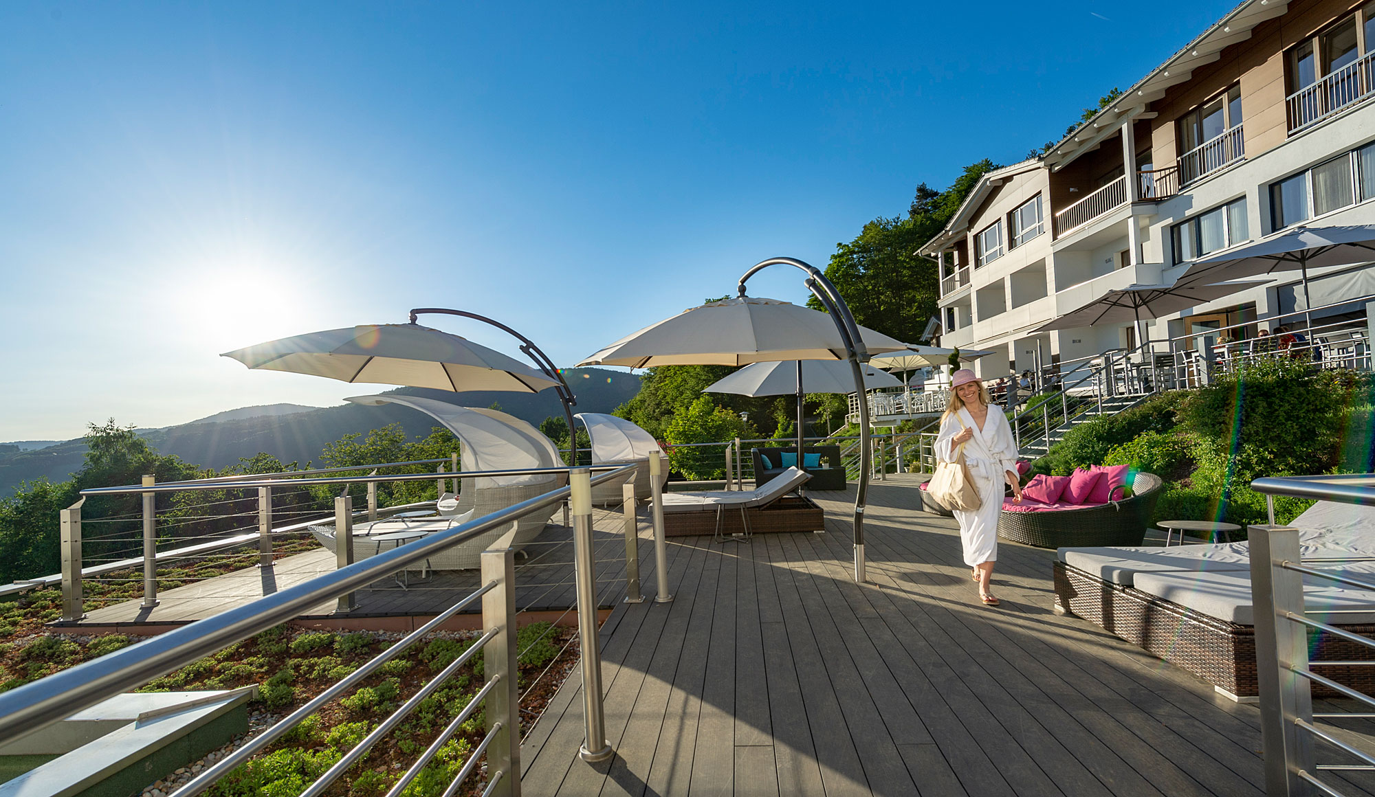 Terrasse mit Liegen 4 Sterne Hotel in Bayern