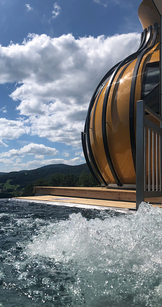 Kuglsauna mit Ausblick in Bayern